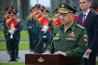 Министр обороны России Сергей Шойгу вместе со своим мьянманским коллегой Тин Кунг Саном открыли памятник «Бойцы Мьянмы»
