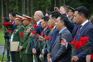 Министр обороны России Сергей Шойгу вместе со своим мьянманским коллегой Тин Кунг Саном открыли памятник «Бойцы Мьянмы»