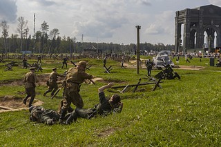 Память героев Курской битвы почтили в Музейно-храмовом комплексе ВС РФ Минобороны России. 50-дневное сражение стало переломным во всей Великой Отечественной войне. Погружение в события тех лет стало возможным, благодаря реконструкторам военно-исторических клубов Москвы, Московской, Калужской, Орловской, Смоленской и Тульской областей. В представлении участвовала аутентичная техника и авиация. Особой реалистичности добавляли шумовые и пиротехнические эффекты