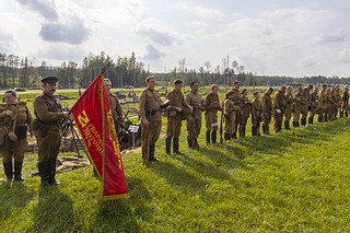 Память героев Курской битвы почтили в Музейно-храмовом комплексе ВС РФ Минобороны России. 50-дневное сражение стало переломным во всей Великой Отечественной войне. Погружение в события тех лет стало возможным, благодаря реконструкторам военно-исторических клубов Москвы, Московской, Калужской, Орловской, Смоленской и Тульской областей. В представлении участвовала аутентичная техника и авиация. Особой реалистичности добавляли шумовые и пиротехнические эффекты