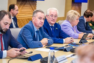 На заседании Совета депутатов Одинцовского городского округа были внесены изменения в бюджет муниципалитета. Его доходная часть увеличилась на 4,15 миллиарда рублей. Благодаря безвозмездным поступлениям из бюджетов других уровней, округ смог значительно увеличить финансирование социальной сферы и дорожно-транспортной инфраструктуры