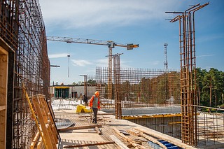 Строительная готовность объекта составляет уже 23%: сделан фундамент здания, подрядчик выносит инженерные сети, делает ливнесток, вентиляцию, теплотрассу и тепловой пункт, возводит наружные стены