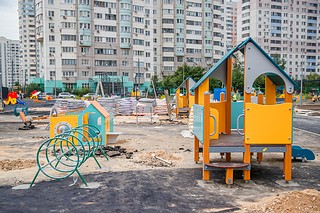 Глава Одинцовского округа Андрей Иванов вместе с жителями микрорайона Новая Трехгорка проверил ход строительства нового садика на 400 малышей на улице Кутузовская