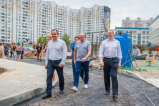 Глава Одинцовского округа Андрей Иванов вместе с жителями микрорайона Новая Трехгорка проверил ход строительства нового садика на 400 малышей на улице Кутузовская