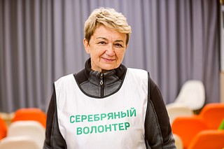 Активисты клуба «Серебряные» волонтеры проголосовали с помощью ДЭГ в пункте помощи на базе городской Библиотеки № 1