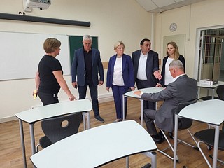 Лариса Лазутина и Ирина Коротеева осмотрели новые кабинеты Зареченской школы