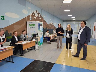 Лариса Лазутина проверила избирательные участки в образовательном центре «Флагман»