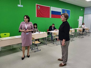 Лариса Лазутина проверила избирательные участки в образовательном центре «Флагман»