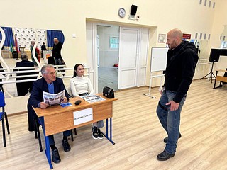 Ход голосования в поселке Барвиха проверил депутат Мособлдумы Дмитрий Голубков