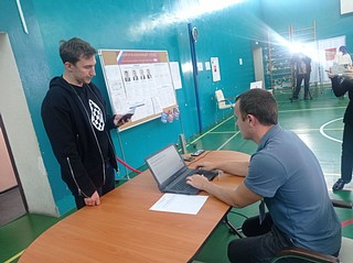 Чемпион мира по шахматам Сергей Карякин проголосовал на избирательном участке в Назарьево