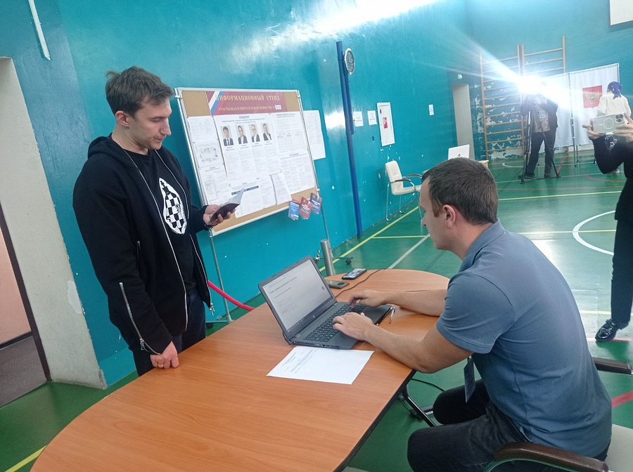 Чемпион мира по шахматам Сергей Карякин проголосовал на избирательном участке в Назарьево, Сентябрь