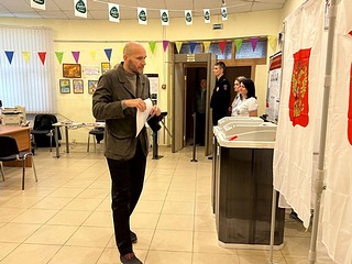 Дмитрий Голубков проголосовал на участке в деревне Жуковка