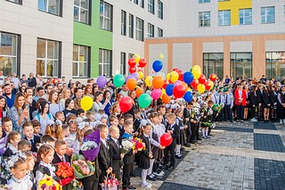 Глава Одинцовского округа Андрей Иванов открыл самую большую школу в Подмосковье. Образовательное учреждение, рассчитанное на 2200 учеников, располагается в микрорайоне «Гусарская Баллада»