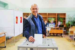 На избирательном участке в одинцовской Гимназии № 14 проголосовал депутат Госдумы Денис Майданов
