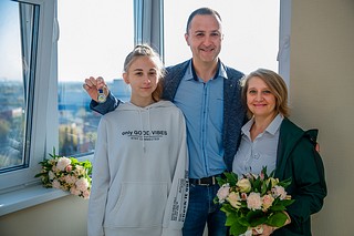 «История переселения очень интересная. Наш старый дом — 1956 года постройки. В этом доме родилось, жило и выросло четыре поколения семьи Бобровских. Теперь нам вручили ключи от новой квартиры, где мы будем писать новую историю. Мы очень счастливы, эмоции переполняют. Большое вам человеческое спасибо!» — поделился впечатлениями хозяин новой квартиры Семен Бобровский