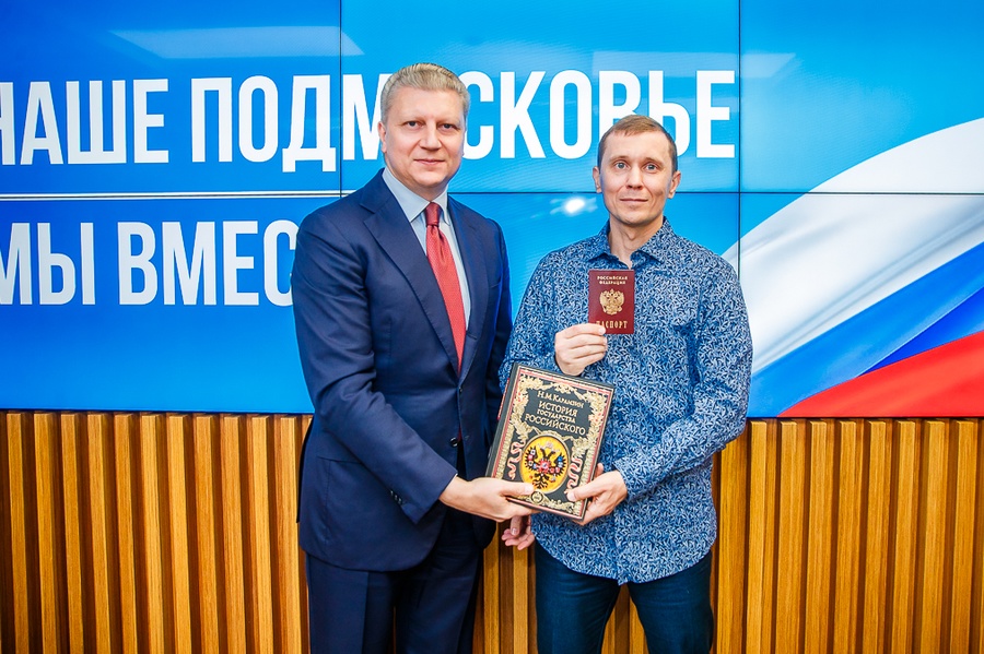 VLR s, Андрей Иванов вручил паспорта 5 уроженцам новых регионов Российской Федерации