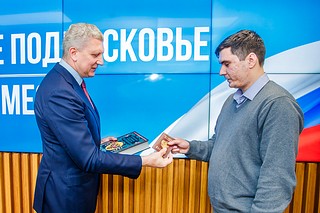 Андрей Иванов вручил паспорта 5 уроженцам новых регионов Российской Федерации