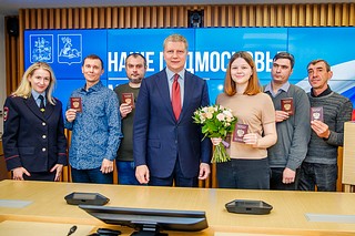 Андрей Иванов вручил паспорта 5 уроженцам новых регионов Российской Федерации