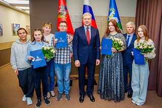Андрей Иванов вручил ключи от квартир четверым детям-сиротам