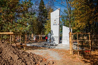 Глава Одинцовского городского округа Андрей Иванов вместе с жителями деревни Жуковка проверил ход благоустройства территории у Памятника-обелиска погибшим землякам