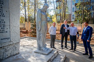 Глава Одинцовского городского округа Андрей Иванов вместе с жителями деревни Жуковка проверил ход благоустройства территории у Памятника-обелиска погибшим землякам