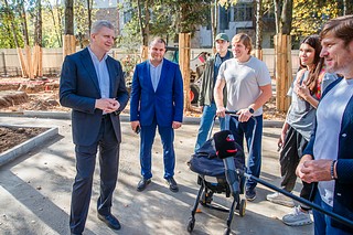 Глава Одинцовского городского округа Андрей Иванов вместе с жителями деревни Жуковка проверил ход благоустройства территории у Памятника-обелиска погибшим землякам
