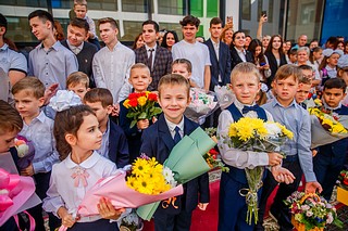 Линейка во дворе нового корпуса гимназии № 14 в Одинцово