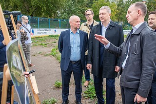 Глава Одинцовского городского округа Андрей Иванов проинспектировал ход реконструкции хоккейной коробки на улице Солнечная в 8-м микрорайоне Одинцово