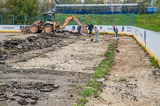 Глава Одинцовского городского округа Андрей Иванов проинспектировал ход реконструкции хоккейной коробки на улице Солнечная в 8-м микрорайоне Одинцово