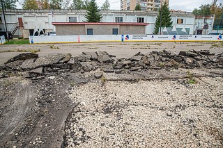 Глава Одинцовского городского округа Андрей Иванов проинспектировал ход реконструкции хоккейной коробки на улице Солнечная в 8-м микрорайоне Одинцово