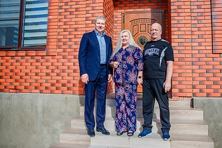 Глава Одинцовского округа Андрей Иванов проверил ход реализации президентской программы «Социальная газификация» в Звенигороде. В населенном пункте был заключен 181 договор на догазификацию, осуществлено 68 пусков. Один из них состоялся в доме Николая Петровича и Наталии Владимировны Игнатьковых, дом которых не так давно подключили к газу