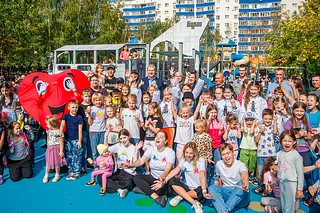 Глава Одинцовского городского округа Андрей Иванов торжественно открыл детскую игровую площадку в поселке Новоивановское по ул. Калинина, д. 14