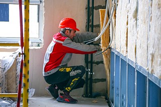 Готовность объекта к настоящему моменту составляет почти 50%: подрядная организация обустраивает наружную стену, монтирует внутренние и внешние сети, проводит внутреннюю отделку