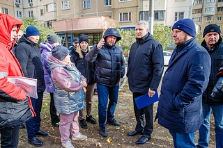 Глава Одинцовского городского округа Андрей Иванов обсудил на встрече с жителями организацию пешеходных маршрутов и финальное благоустройство прилегающей территории