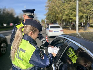 В преддверии «Дня пожилого человека» сотрудники Одинцовской Госавтоинспекции организовали тематическую акцию. В рамках мероприятия автоинспекторы провели профилактические беседы с водителями и подарили им тематические листовки. Особое внимание уделялось необходимости повышенной осторожности и осмотрительности при проезде остановок общественного транспорта и пешеходных переходов