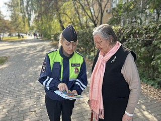 В преддверии «Дня пожилого человека» сотрудники Одинцовской Госавтоинспекции организовали тематическую акцию. В рамках мероприятия автоинспекторы провели профилактические беседы с водителями и подарили им тематические листовки. Особое внимание уделялось необходимости повышенной осторожности и осмотрительности при проезде остановок общественного транспорта и пешеходных переходов