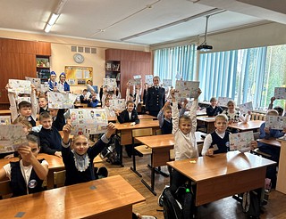 Сотрудники Одинцовской Госавтоинспекции поздравили педагогов с профессиональным праздником. В преддверии «Дня учителя» офицеры совместно с юными инспекторами движения заменили педагогов и провели «Урок по безопасности дорожного движения». На занятии школьникам рассказали основные правила поведения на дороге