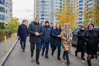 Андрей Иванов вместе с жителями оценил объем необходимых работ по благоустройству в микрорайоне Немчиновка