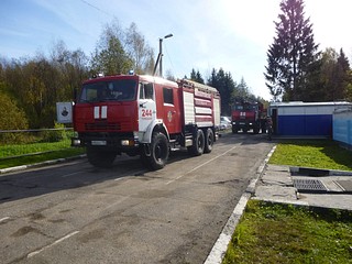 В среду, 11 октября, работники 244-й пожарно-спасательной части ГКУ МО «Мособлпожспас» провели пожарно-тактическое занятие по тушению условного пожара в административном здании воинской части, расположенной в Одинцовском городском округе