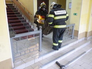 В среду, 11 октября, работники 244-й пожарно-спасательной части ГКУ МО «Мособлпожспас» провели пожарно-тактическое занятие по тушению условного пожара в административном здании воинской части, расположенной в Одинцовском городском округе