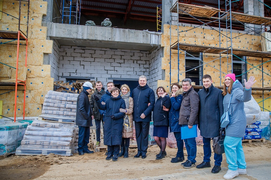 Школа текст 5, Глава Одинцовского округа вместе с представителями общественности провел выездное совещание на строительной площадке новой школы в Немчиновке