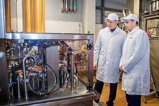 Андрей Иванов проинспектировал завод по производству молочной продукции «Виола» в Ершово