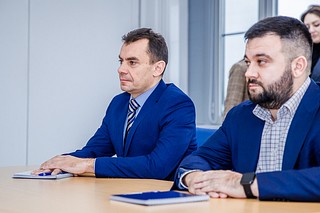 После осмотра производства Андрей Иванов провел совещание по проблемным точкам. В топе вопросов — работа с молодыми кадрами и профессиональными училищами, льготы и программы поддержки инвестиционных проектов, импортозамещения, а также производителей продуктов питания
