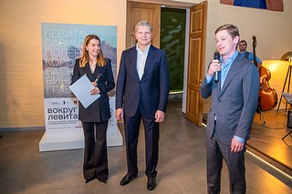 Министр культуры и туризма Московской области Василий Кузнецов и глава Одинцовского округа Андрей Иванов открыли выставку «Вокруг Левитана. Пейзаж конца XIX — начала XX вв.» в Звенигородском Манеже
