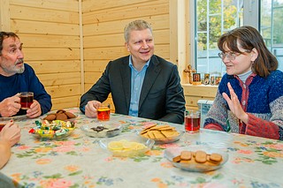 Андрей Иванов провел встречу с бывшими владельцами «синего домика» в Одинцово