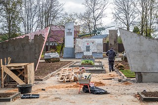 Благоустройство памятника воинам 32-й стрелковой дивизии в Акулово