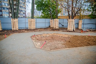 Глава Одинцовского округа осмотрел территорию в ЖК «Одинбург», где раньше располагался снесенный «синий домик». Сейчас на его месте благоустраивают сквер — рабочие выполняют планировку будущих дорожек, а также готовят основание для детской песочницы, игровой и спортивной площадок