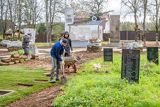 Благоустройство памятника воинам 32-й стрелковой дивизии в Акулово