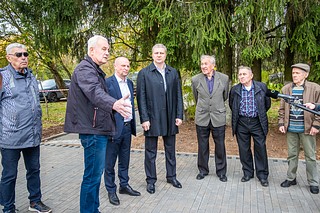 Глава Одинцовского округа Андрей Иванов вместе с представителями ветеранского сообщества Кубинки проверил ход благоустройства памятного знака