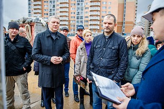 Глава Одинцовского округа Андрей Иванов вместе с жителями Звенигорода проверил ход строительства новой школы на 1100 учеников в микрорайоне Восточный
